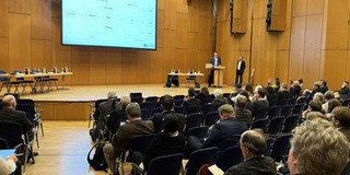 DAZWISCHEN Konferenz in Düren Foto: Mehrere Zuschauer sitzen im Sitzungssaal mit Blick Richtung Podium